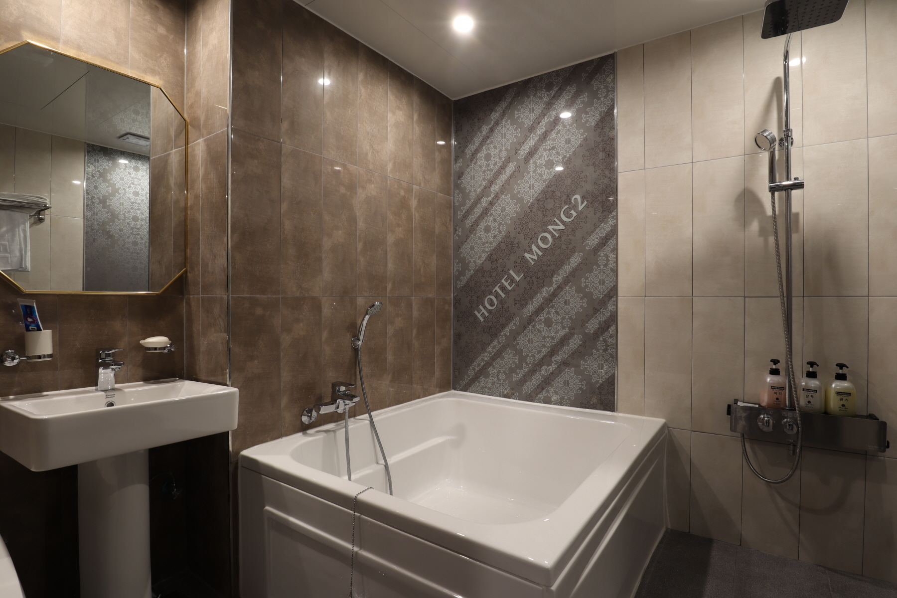 2000769928_dek0nEGU_418d7760e5580e94402934845c61f9931405281e.JPG 이미지크게보기